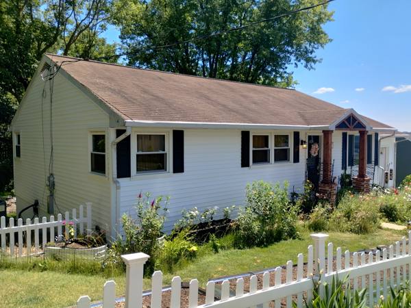 Ranch home with white vinyl siding